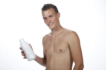 Homme avec une bouteille de lait
