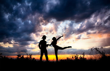 Fototapeta na wymiar couple silhouette at sunset