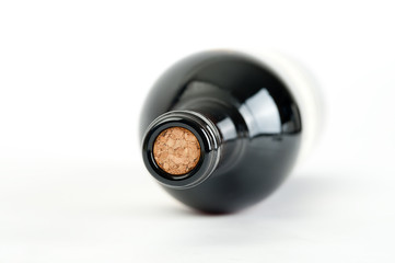 verschlossene Flasche Rotwein