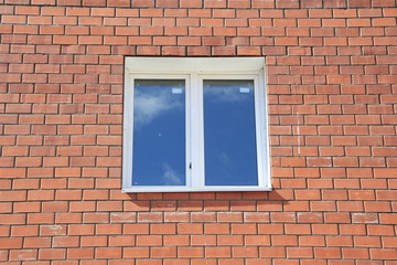 Окно в кирпичном новом доме
