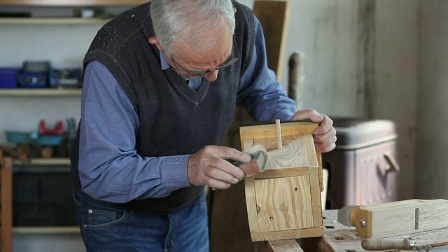 heimwerker baut ein vogelh&auml;uschen