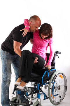 Paar, tragen Rollstuhl, gehbehindert
