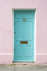 Obraz na płótnie Canvas Pink house, blue door