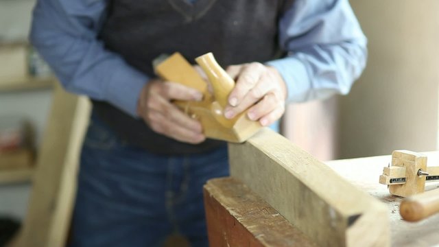 schreiner mit hobel