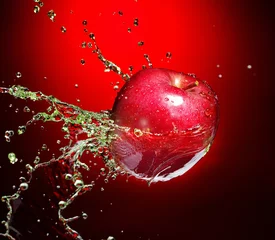 Papier Peint photo autocollant Éclaboussures deau pomme rouge en jet de jus