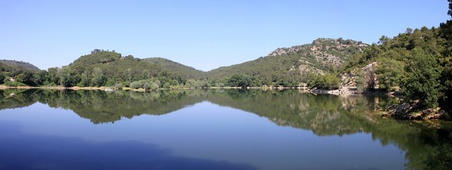 Fototapeta na wymiar Panorama du lac Cárcer