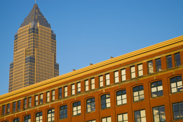 Fototapeta na wymiar Stare i nowe - kolorowy budynek w centrum miasta Cleveland