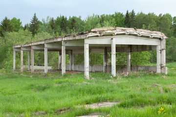 Разрушенный коровник.