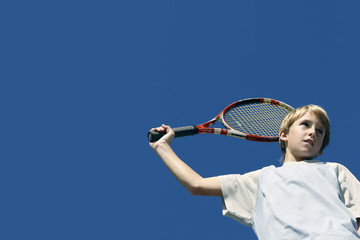 Tenista joven jugando un partido