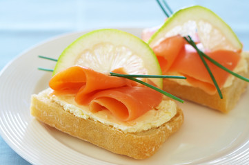 Smoked salmon and cream cheese on white bread