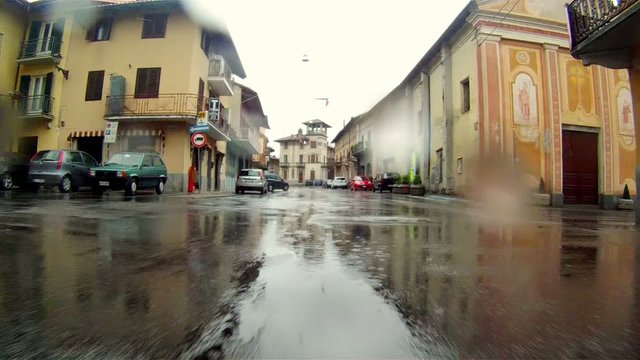 camera-car in un paese