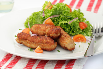 Cevapcici mit Salatgarnitur