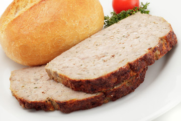 Hackbraten mit Brötchen