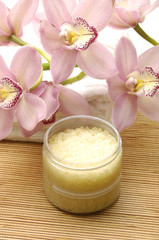 Obraz na płótnie Canvas Spa essentials (bowl of salt and pink orchids on towel)
