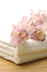 Obraz na płótnie Canvas Piękne różowa orchidea i ręczników w Spa