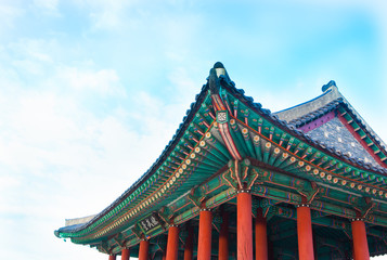 Naklejka premium Korea traditional multicolored paintwork on wooden buildings
