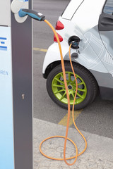 Elektroauto: bekanntes Serienfahrzeug an der 