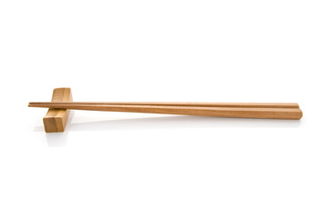 白背景に木製の箸のアップ