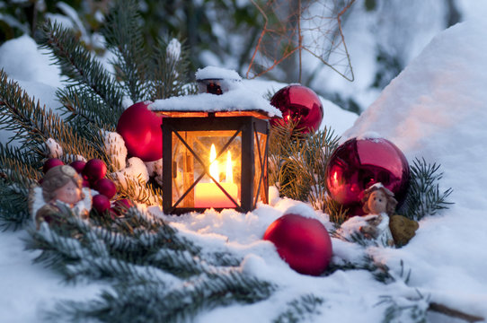 Weihnachtsdekoration im Schnee
