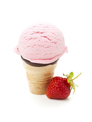 Erdbeereis in der Waffel