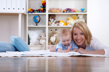 Mutter mit ihrem Baby spielen