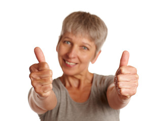 Frau mit beide Daumen hoch