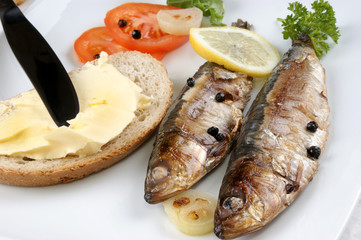 frisch gegrillte Sardinen als Speise zubereitet