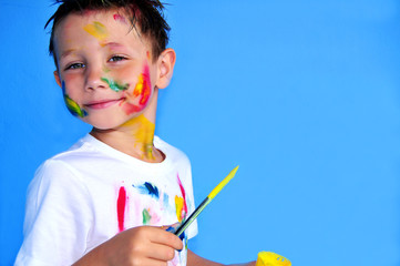 Kind mit Farben