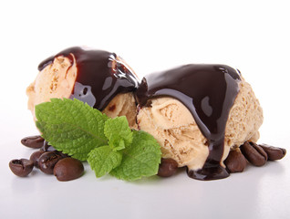 glace à la praline et coulis de chocolat