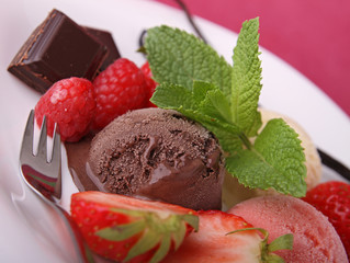glace au chocolat et fruits rouge