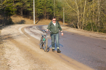 Obraz premium Mountain bike cyclist riding uphill