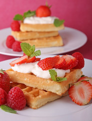 gaufres, crème chantilly et fruits rouge