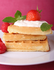 gaufre, crème chantilly et fraise