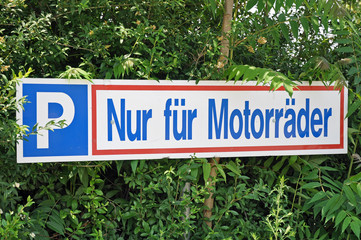 schild parkplatz für motorräder