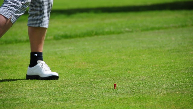 Abschlag Golfball vom Tee