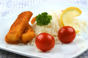 Fischstäbchen mit Reis auf einem Teller