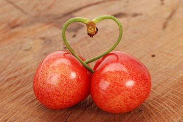 CUORE DI CILIEGE SU LEGNO