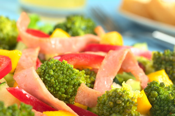 Broccoli salad with red bell pepper, ham and mango