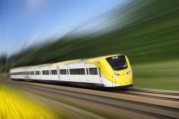 Fototapeta na wymiar Szybki pociąg w ruchu