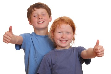 Junge und Mädchen mit den Daumen nach oben