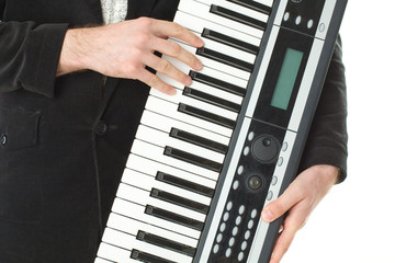 Fototapeta na wymiar Syntezator muzyczny w męskiej dłoni