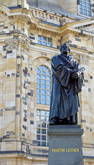 Fototapeta na wymiar Frauenkirche in Dresden mit Martin Luther
