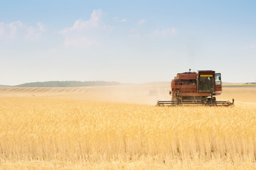Fototapeta na wymiar grain harvester combine