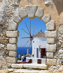 Windmühle durch ein altes venezianisches Fenster, Griechenland