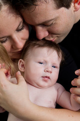 Baby mit ihren stolzen Eltern