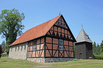 Fototapeta na wymiar Kościół św Marii Magdaleny w Undeloh (Lüneburg Heath)