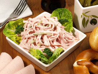 Fleischsalat mit Mayonnaise