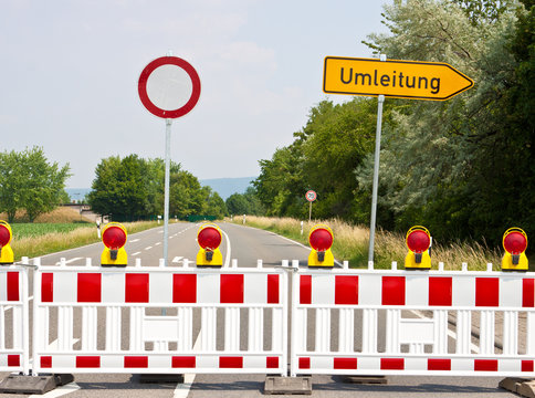 gesperrte Stra&szlig;e mit Umleitung-Schild