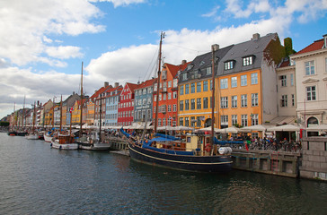 Fototapeta na wymiar Kopenhaga (dzielnica Nyhavn) w słoneczny letni dzień
