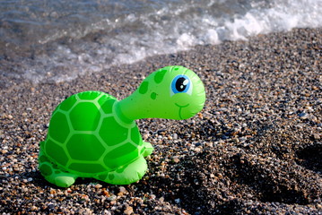 tartaruga gonfiabile in spiaggia con onda